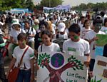 Ativistas cambojanos comparecem com rostos pintados em evento em Phnom Penh, marcando o 41º dia Mundial do Meio Ambiente