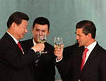 O presidente da China, Xi Jinping (à esq.), brinda com o mandatário mexicano, Enrique Peña Nieto, no Palácio Nacional, na Cidade do México; os dois países estabeleceram uma 'associação estratégica' que inclui investimentos chineses e intercâmbio econômico, de acordo com os governantes