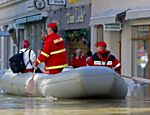 Equipes de resgate usam botes para ajudar moradores ilhados pela cheia do rio Elba em Meissen (Alemanha) após chuvas