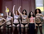 Ativistas do Femen protestam em frente à embaixada da Tunísia em Paris, na França; as ativistas protestam contra o julgamento de três mulheres em Túnis, capital tunisiana, que fizeram protesto anti-islâmico mostrando os seios