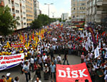 Sindicalistas e manifestantes levam bandeiras em protesto contra o governo do primeiro-ministro da Turquia, Tayyip Erdogan, no centro de Ancara, na Turquia Leia mais