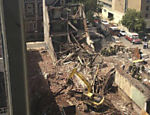 Imagens do canal NBC mostram parte do prédio industrial destruído em desabamento na Filadélfia Leia mais