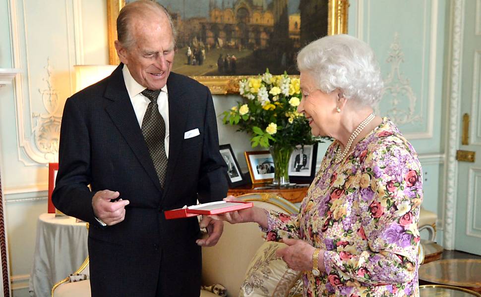 Rainha Elizabeth 2º entrega ao príncipe Philip, duque de Edimburgo, a mais alta honraria da Nova Zelândia, a "Ordem da Nova Zelândia", no Palácio de Buckingham, em Londres 
