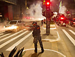 Policial da Tropa de Choque dispara contra os manifestantes na avenida Paulista; motoristas ficam no meio do confronto