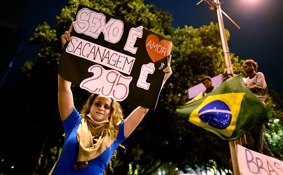Manifestante exibe cartaz contra o aumento do preço da passagem do transporte público no Rio