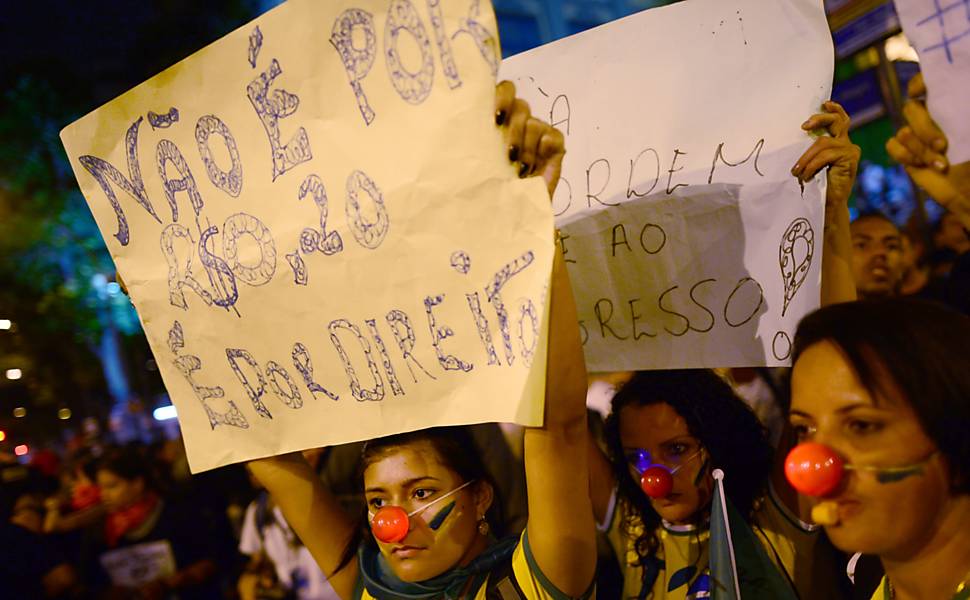Manifestantes exibem cartaz contra o aumento do preço da passagem do transporte público no Rio