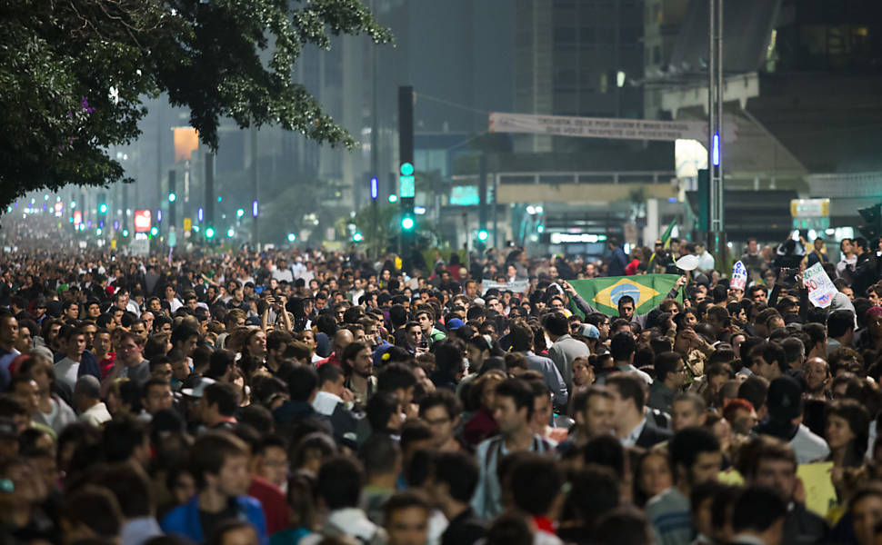 Manifestantes fecham a av. Paulista, em São Paulo, no protesto contra o aumento das tarifas do transporte público na capital; cerca de 65 mil pessoas aderiram ao protesto, segundo Datafolha