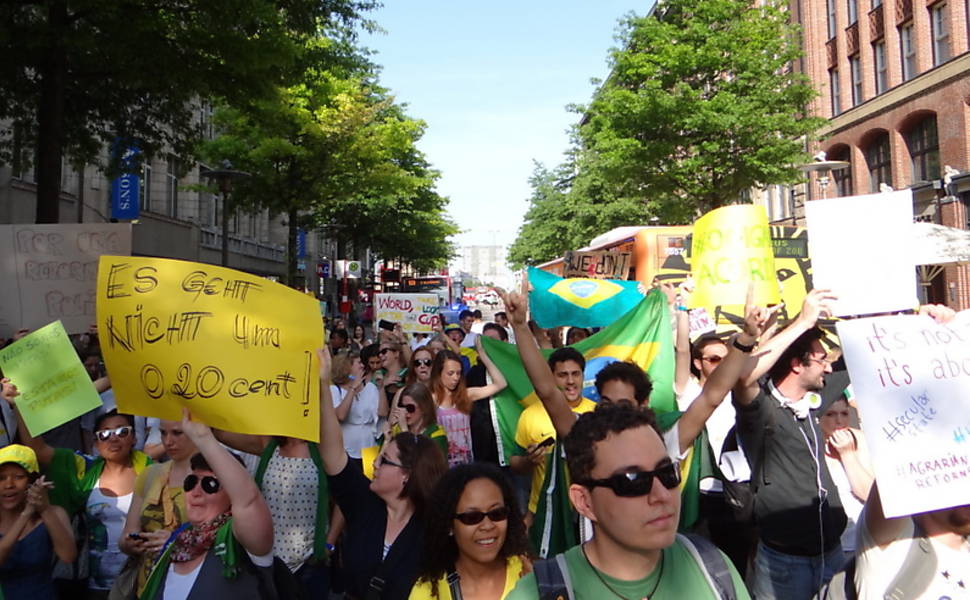 Brasileiros Protestam Pelo Mundo Cotidiano Fotografia