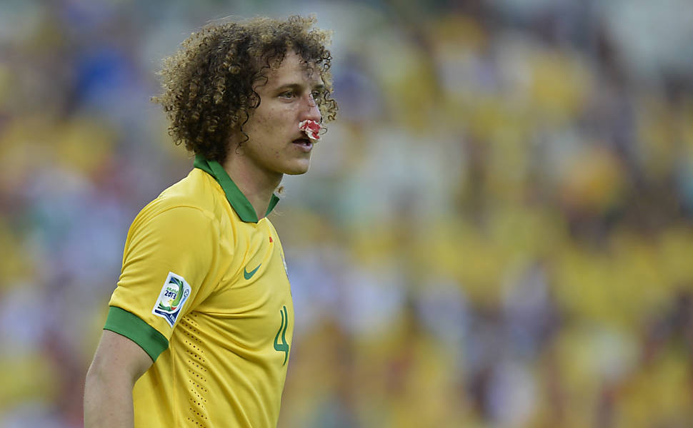 David Luiz sofre uma falta e fica com o nariz sangrando Leia mais