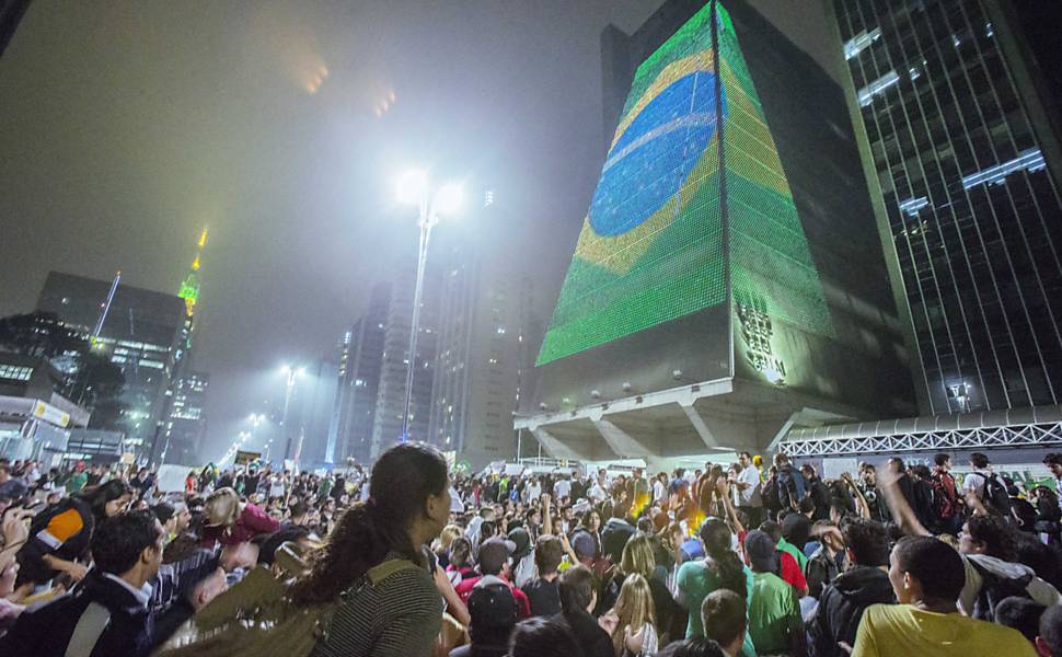 Manifestantes protestam contra o governo na av. Paulista, em São Paulo