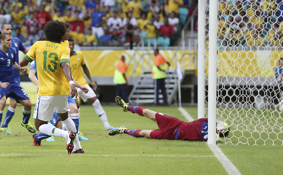 Dante marca o 1º gol do Brasil na partida contra a Itália Saiba mais sobre o jogo