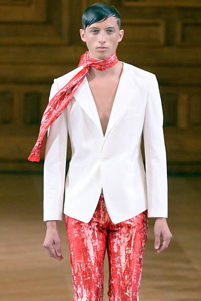 Criação do estilista sul-coreano Songzio, apresentada na Semana de Moda de Paris