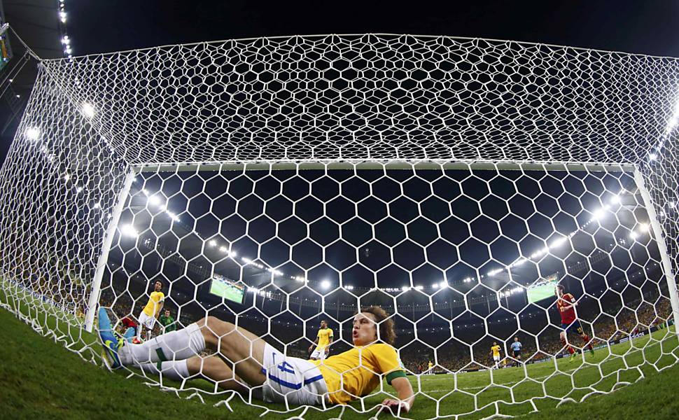 David Luiz vai parar dentro do gol após fazer uma defesa na partida contra a Espanha  Saiba mais sobre o jogo