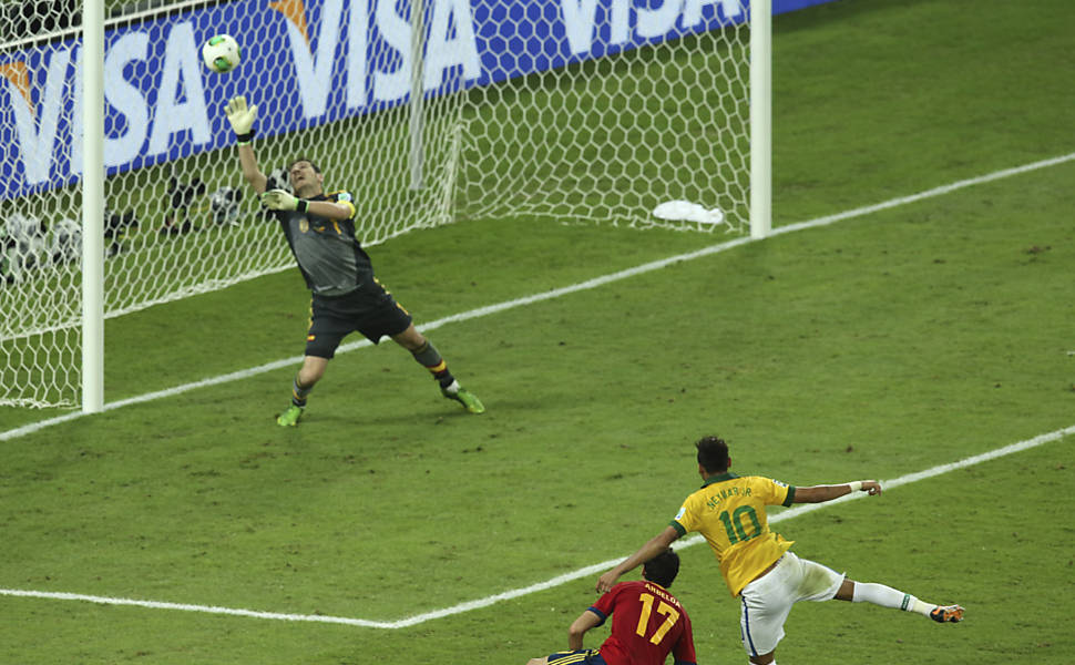 Neymar chuta para marcar o 2º gol do Brasil na final da Copa das Confederações contra a Espanha  Saiba mais sobre o jogo
