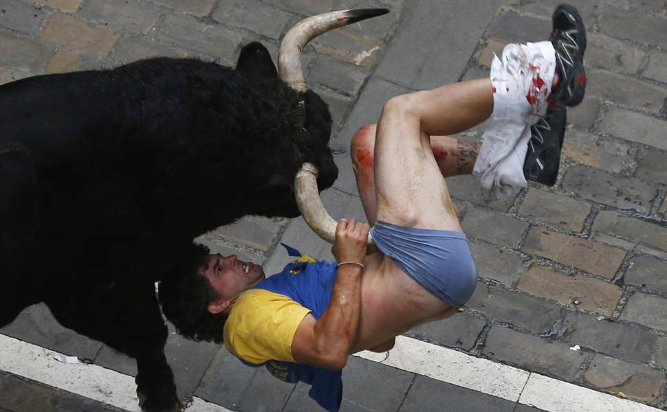 Participante é atingido por touro na tradicional festa de São Firmino, que ocorre até domingo em Pamplona, na Espanha 