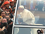 Assista: papa Francisco beija e abenoa uma criana pela janela do carro