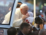 Papa Francisco emociona pblico ao beijar e abenoar crianas
