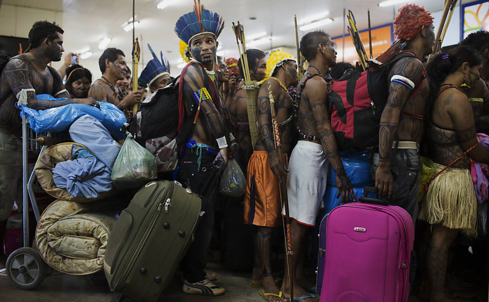 Índios mundurukus que haviam invadido um dos canteiros de obra da hidrelétrica de Belo Monte aguardam no aeroporto de Altamira para embarcar em um avião da FAB com destino a Brasília, onde foram se reunir com membros do governo