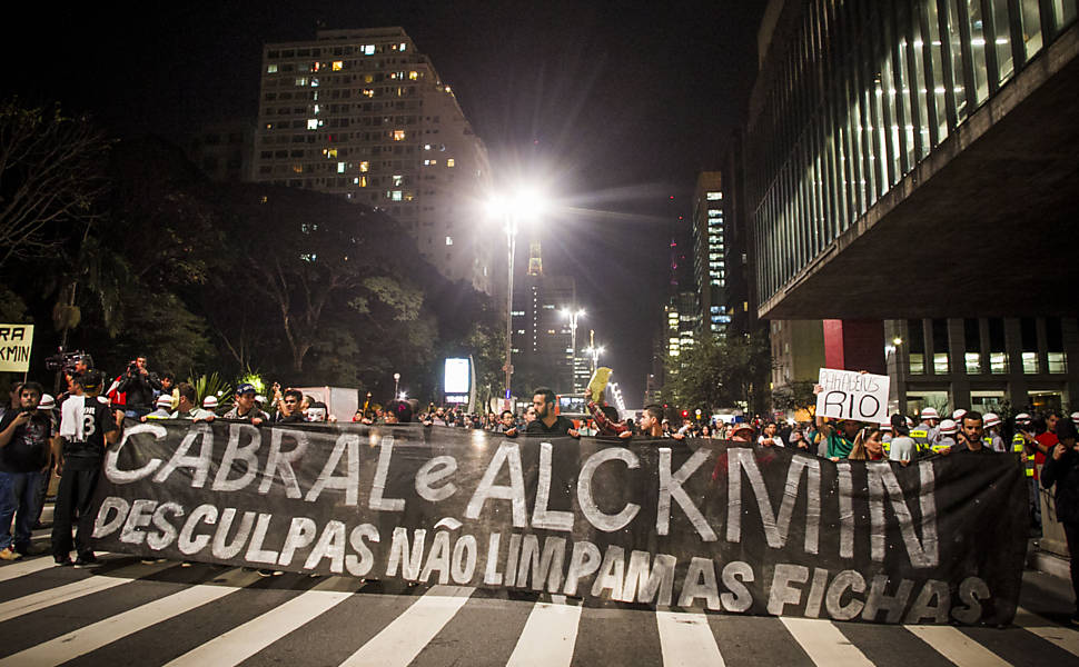 Manifestantes protestam contra os governadores Sérgio Cabral e Geraldo Alckmin na avenida Paulista Leia mais
