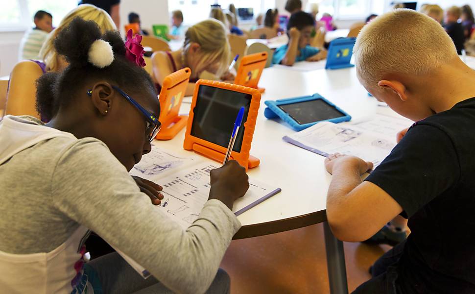 Crianças usam iPad para estudar na Holanda