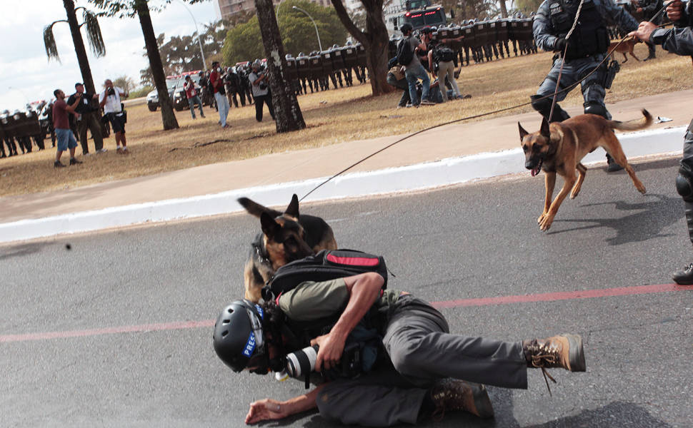 Fabio Braga, fotógrafo da Folha, é mordido por cão da PM durante cobertura das manifestações em Brasília