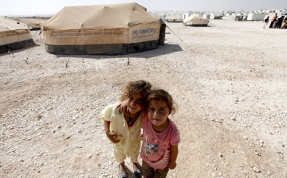 Crianças brincam no campo de Zaatri, que abriga mais de 122 mil pessoas que fugiram da Síria em razão da guerra