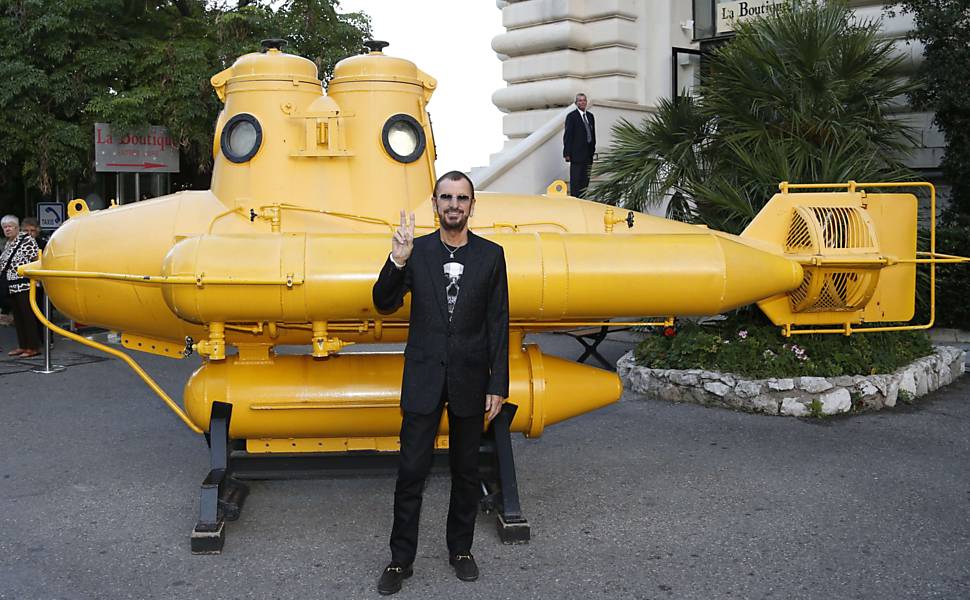 Ex membro dos Beatles, Ringo Starr posa em frente a submarino amarelo de 1964 em frente à exposição "Passion Ocean" em Mônaco 