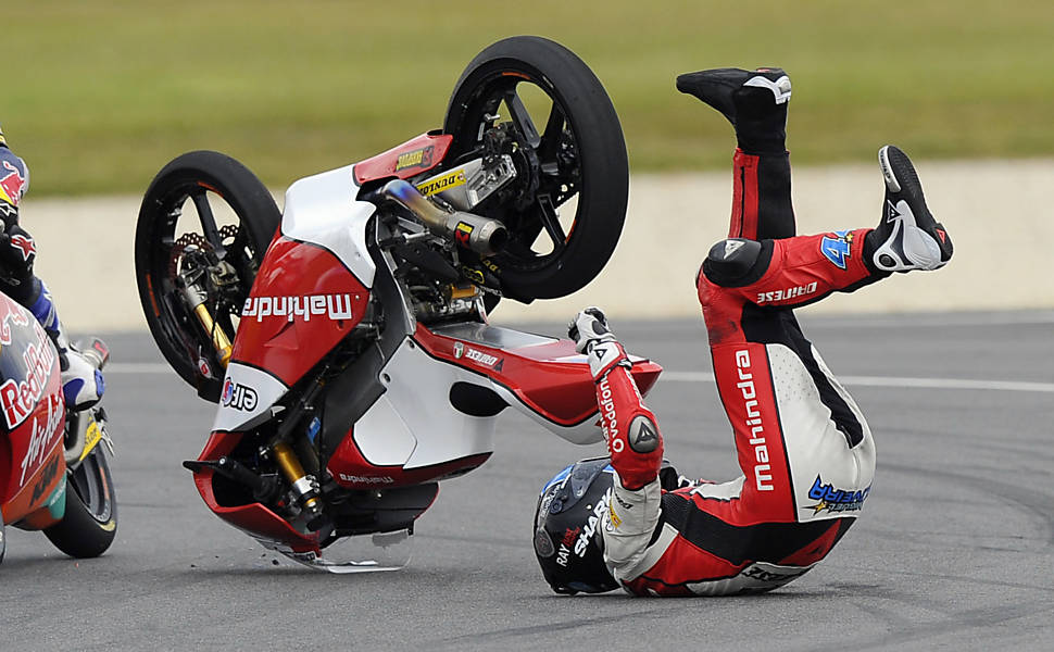 O português Miguel Oliveira cai de sua moto na quarta volta do GP de Moto2 de Phillip Island, Austrália