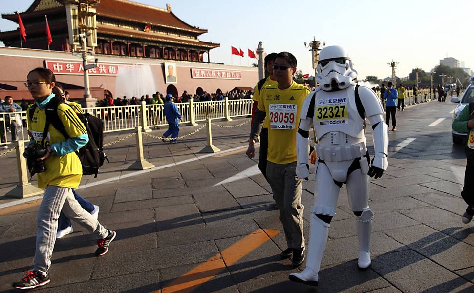 Participante vestido de 'Stormtrooper', da saga 'Guerra nas Estrelas', caminha durante a Maratona Internacional de Pequim, em frente à Pra?a da Paz Celestial, em Pequim, China