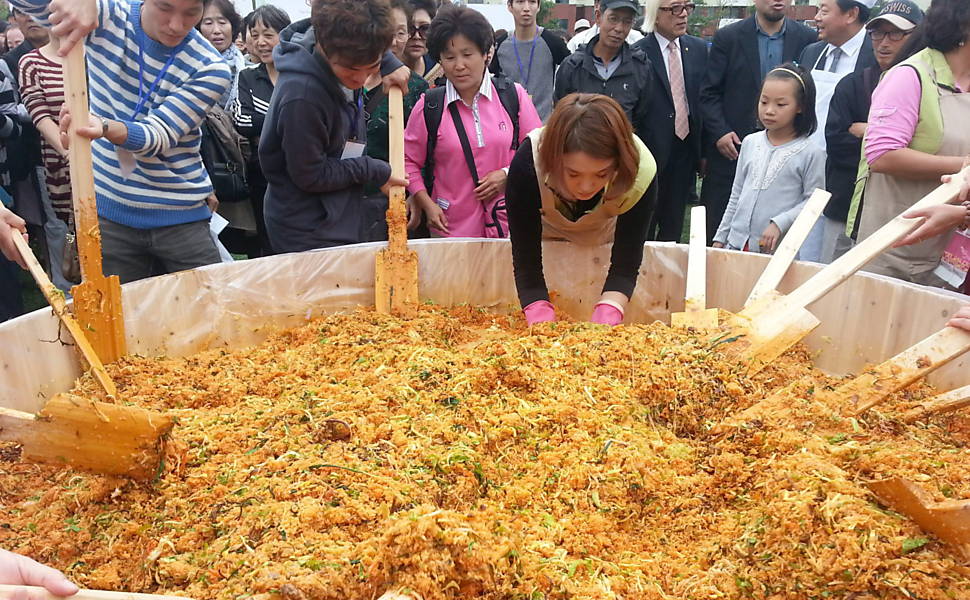 Sul-coreanos e chineses preparam bibimbap, prato tradicional coreano feito com legumes, carne fatiada, arroz cozido no vapor e molho de pimenta, durante o Festival Anual Coreano em Xangai, China
