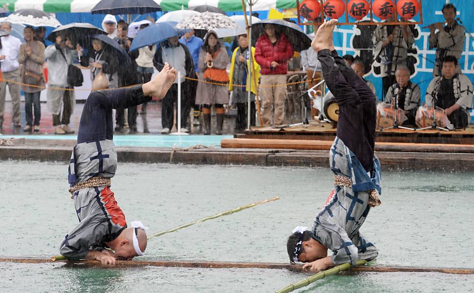 Jangadeiros, membros da sociedade de preserva??o do Kiba 'kakunori', se apresentam durante festival em Tóquio, Jap?o; a fa?anha é derivada da habilidade de caminhar na madeira flutuante durante o trabalho diário de lenhadores no período Edo (1603-1868)