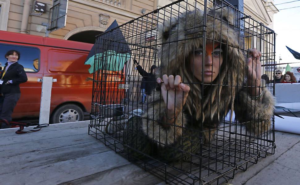 动物权利活动家进行期间表现反毛皮在俄罗斯圣彼得堡游行，参加者聚集抗议杀害动物毛皮生产在服装行业