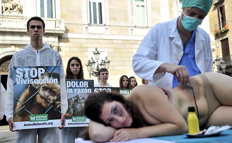 Grupo ativista dos direitos dos animais "AnimaNaturalis" fazem protesto contra experimentos e vivissec??o em animais na pra?a Sant Jaume, centro de Barcelona, Espanha