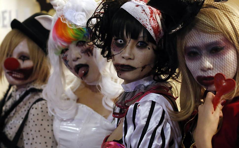 Pessoas fantasiadas participam de desfile de Halloween em rua de Kawasaki, sul de Tóquio (Japão)