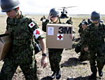 Soldados carregam medicamentos em Tacloban, nas Filipinas; navio com cerca de 400 pessoas, entre médicos e socorristas chegaram ao país