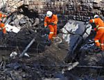 Equipes de resgate trabalham nos escombros depois que um oleoduto explodiu em Qingdao, na China