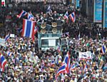 Manifestantes protestam pelas ruas de Bangcoc, na Tailândia em uma mobilização que acentua a crise política no país desde o golpe militar de 2006