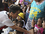 Cantora Alicia Keys visita sobreviventes do tufão Haiyan na base aérea de Villamor, ao sul de Manila, nas Filipinas