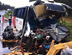 Acidente entre micro-ônibus e uma carreta na BR-251, na altura do Padre Carvalho (MG), deixou 15 mortos e vários feridos 