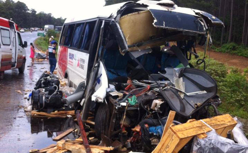 Acidente entre micro-ônibus e uma carreta na BR-251, na altura do Padre Carvalho (MG), deixou 15 mortos e vários feridos 