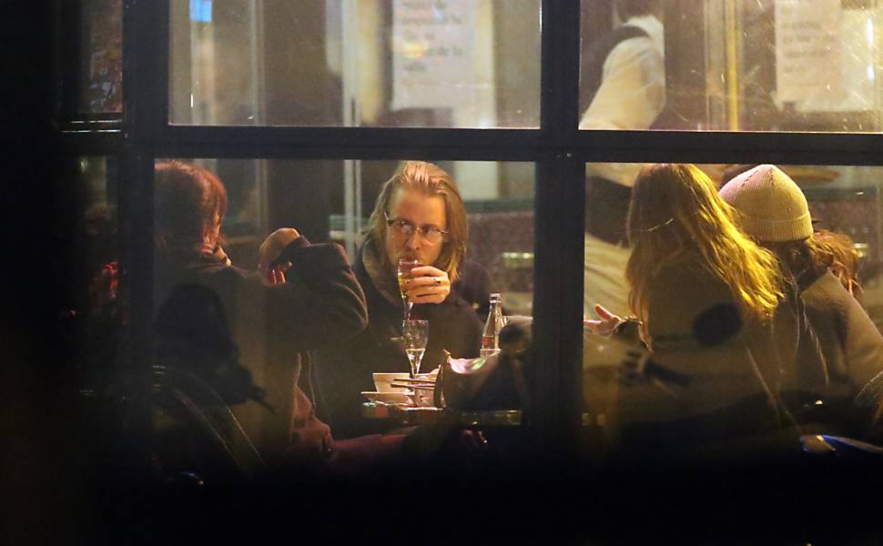 Macaulay Culkin curte a noite de Paris