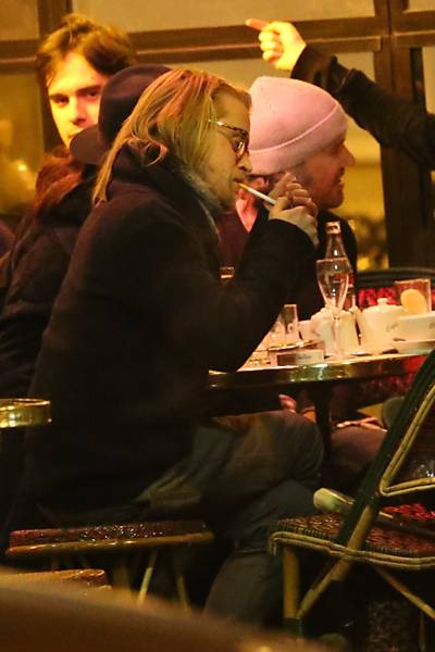 Macaulay Culkin curte a noite de Paris