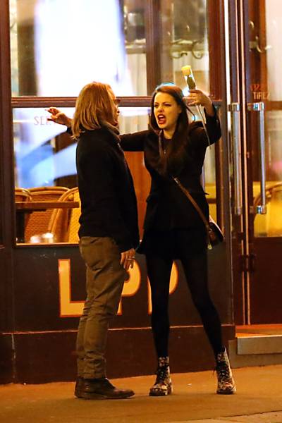 Macaulay Culkin curte a noite de Paris com sua namorada