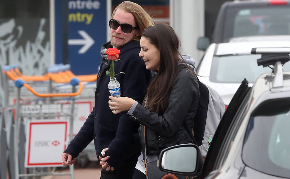 Macaulay Culkin encontra com namorada no aeroporto de Orly, em Paris