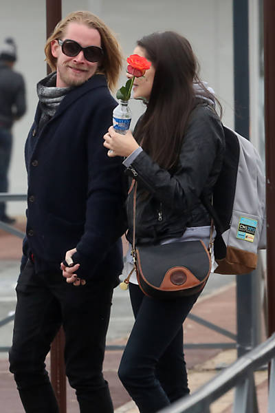 Macaulay Culkin encontra com namorada no aeroporto de Orly, em Paris