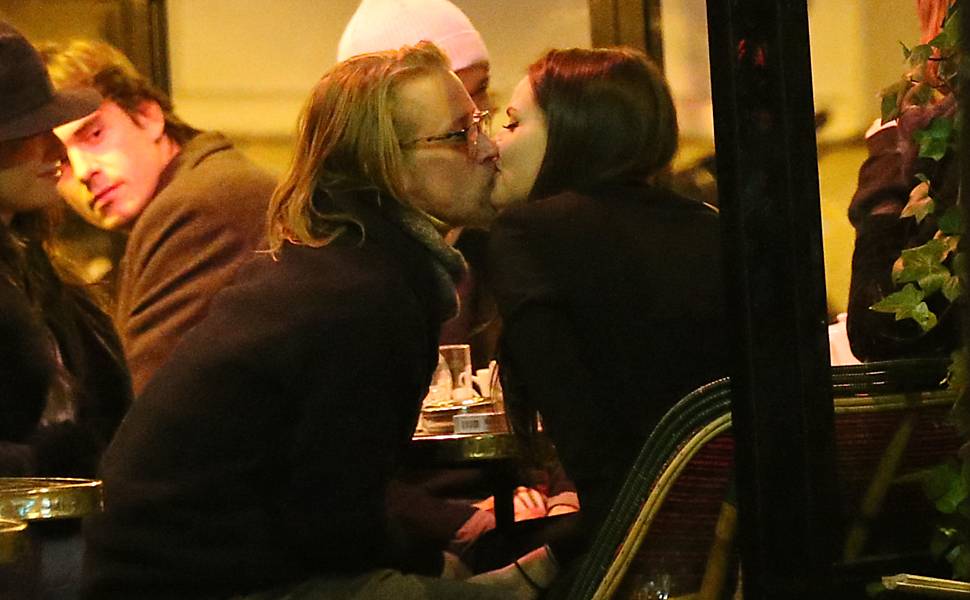 Macaulay Culkin beija sua namorada no terraço do café Flore, em Paris