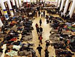 Manifestantes descansam no edifício da Prefeitura de Kiev, na Ucrânia