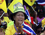 Tailandesa se emociona enquanto observa o rei Bhumibol Adulyadej fazer um discurso por ocasião do 86º aniversário do líder, em Bancoc