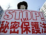 Manifestante protesta contra o uso de energia nuclear em Fukushima, no Japão