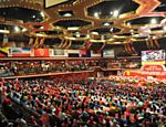 Malasianos participam da assembleia geral do partido governista Organização Nacional dos Estados Malaios, em Kuala Lumpur
